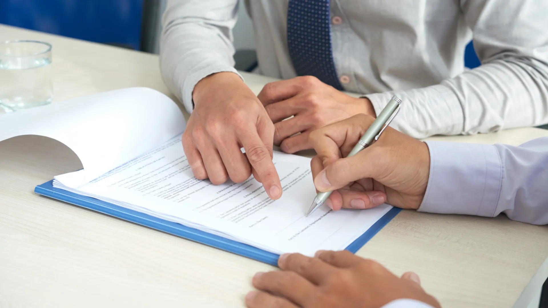 Firma de escritura pública de cesión de derechos hereditarios ante notario en Chile